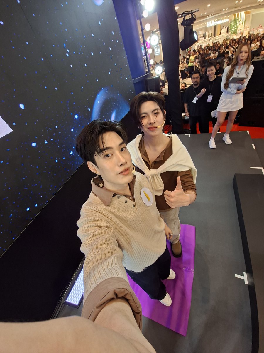 SamsungThailand's tweet image. ชาวติดฝนนอนกันยัง พี่ซซ มาปาโมเมนท์ภาพมุมกว้างงงงงง เก็บหมด เก็บครบ เก็บชัดจาก #GalaxyA57 ((แต่เค้ายังยืนติดกัน)) 

เสิร์ฟให้ก่อนเบาๆ 2 รูป พรุ่งนี้ 6 เย็นโมงเป็นต้นไป เตรียมมาฟินกันอีกรอบ 🤭

 #GalaxyxTleFirstone #Samsung #TleFirstone