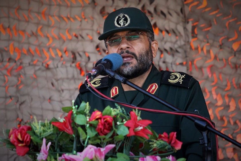 سردارسلیمانی فقط فرمانده نبود؛«مدرسه تربیت نیرو»بود.
او تجربیات سخت جنگ را با زبان اخلاق و درسهای ایمانی به نسل جوان منتقل کردوآنهارابه سرمایه‌ای تمام‌نشدنی برای امنیت کشورتبدیل نمود.
آمارشهداوفرماندهانی که از شاگردان مکتب او برخاستندگواه این کادرسازی هوشمندانه است.
#قهرمان_بسیج