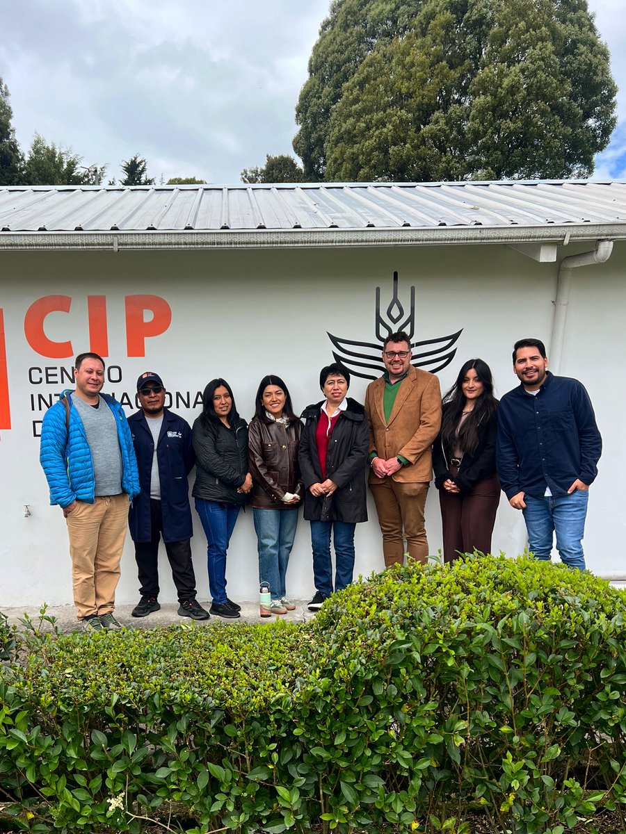 IniciativAndina's tweet photo. 🌎🤝 Recibimos en Ecuador a nuestras colegas de CIP Lima, Vivian Polar y Tania Zúñiga 🥔

Una jornada de trabajo que fortaleció la articulación regional, alineó estrategias y reafirmó nuestro compromiso con soluciones sostenibles para la agricultura andina 🌱💡
#CIP #Ecuador https://t.co/FcUOjVu0e8