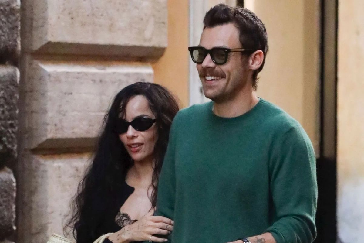 people's tweet photo. 🔗: https://t.co/TCUyiPomm2

Harry Styles and Zoë Kravitz are engaged!

A source confirms to PEOPLE that Styles and Kravitz have shared their engagement news with “a small circle,” and that the actress has been showing off her ring to friends.

📷:COBRA TEAM / @backgrid_usa https://t.co/vRCUN7AwOe