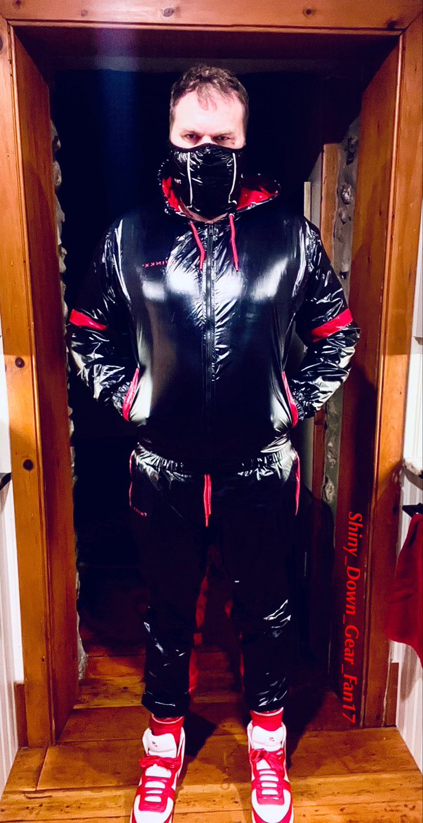 I Would Love To Get All Hot And Sweaty With You In Matching Shiny Trackies. You Are So Hot &amp; Good Looking Btw🥵.
#gay #twinkx #twinkxgear #gearfetish #gayfetish #gayshiny #shinytrackies #shinygear #nylonfetish #shinynylon #glanznylon