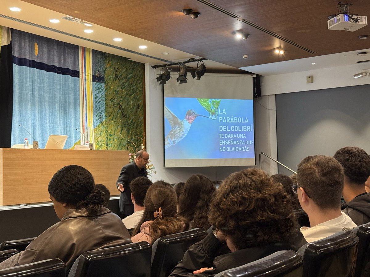 UCAMCatedraRSC's tweet image. ¡Éxito total en el cierre del ciclo de educación financiera! 🚀

@victormexeguer clausuró las charlas del Colegio de Economistas y @caixabank con una ponencia magistral sobre Responsabilidad Social ante más de 600 alumnos. 👏📚💡

#Finanzas #RSE #Educación