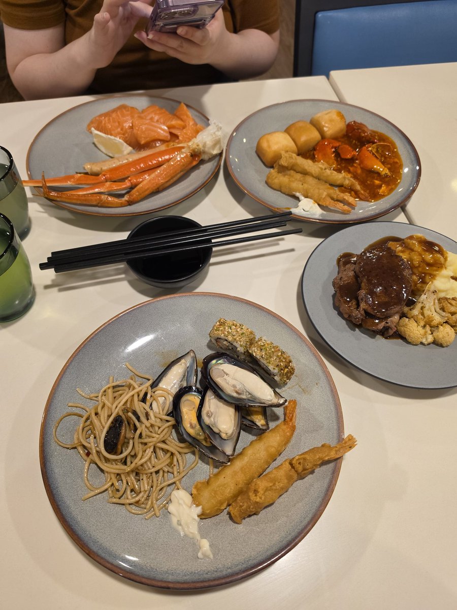 PengoMangoo's tweet photo. dinner with the queen of salmon herself ❤️ https://t.co/adTxLyEtdn