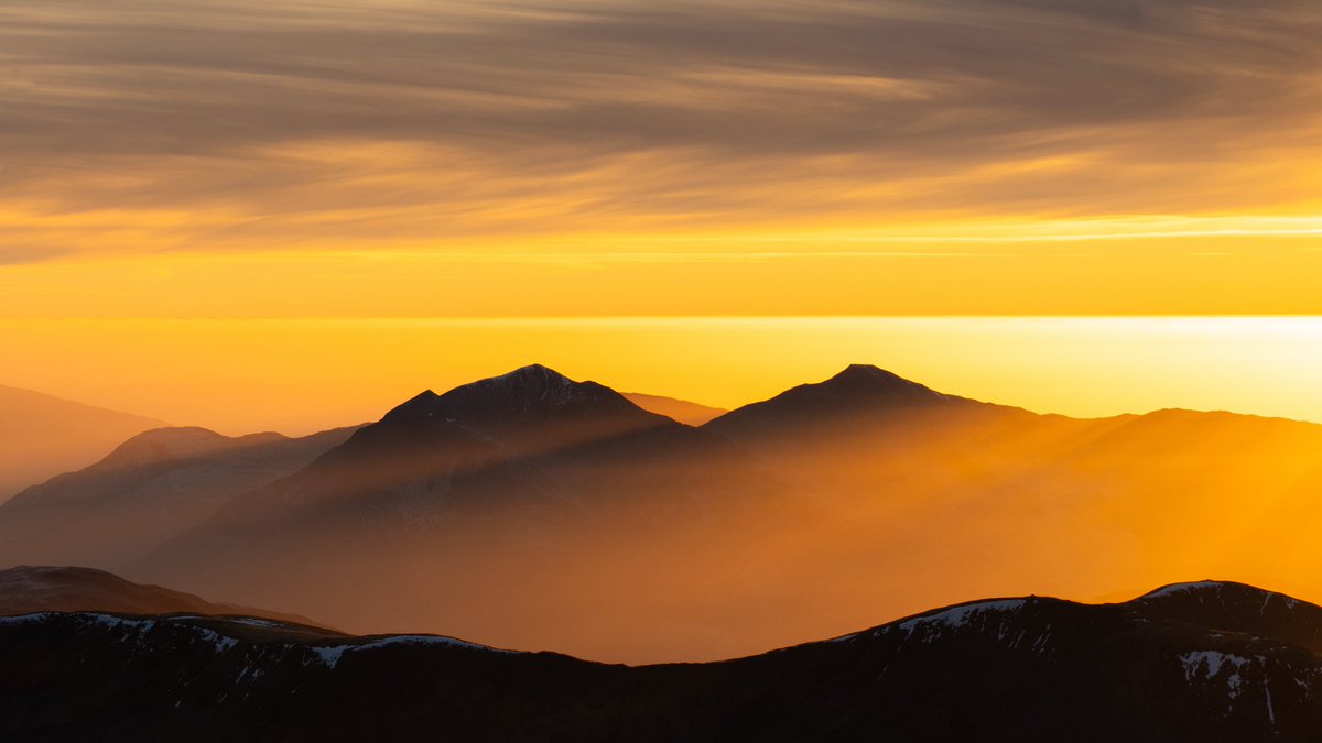 _rossdavidson's tweet image. Beinn a’ Bheithir - Mountain of the Thunderbolt. Incredible light, haze in the glens and cirrus clouds combined to make an altogether spectacular scene. In the second image, you may notice a small rainbow at the base of the clouds directly above the mountains. #Scotland