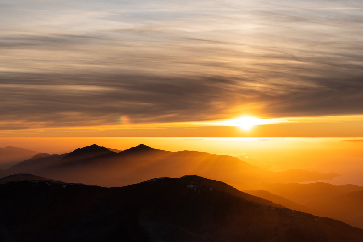 _rossdavidson's tweet image. Beinn a’ Bheithir - Mountain of the Thunderbolt. Incredible light, haze in the glens and cirrus clouds combined to make an altogether spectacular scene. In the second image, you may notice a small rainbow at the base of the clouds directly above the mountains. #Scotland