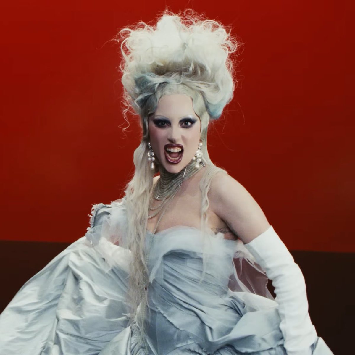 possibly one of my favorite looks of her’s of all time OH GODGA YOU NEVER MISS….