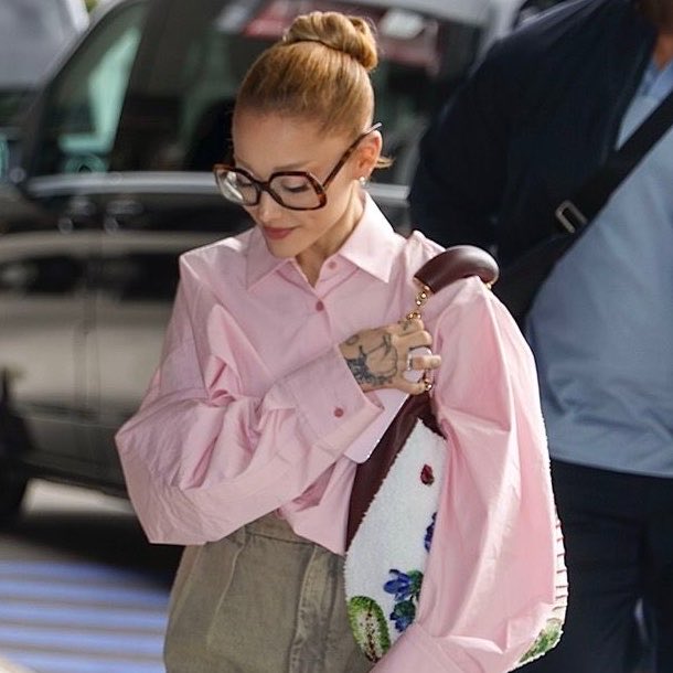 theegrandeheels's tweet image. artists with the most #1 debuts in billboard’s hot 100 history:

1. drake — 9
2. taylor swift — 8
3. ariana grande — 7
4. bts — 6
5. olivia rodrigo, travis scott, justin bieber — 4