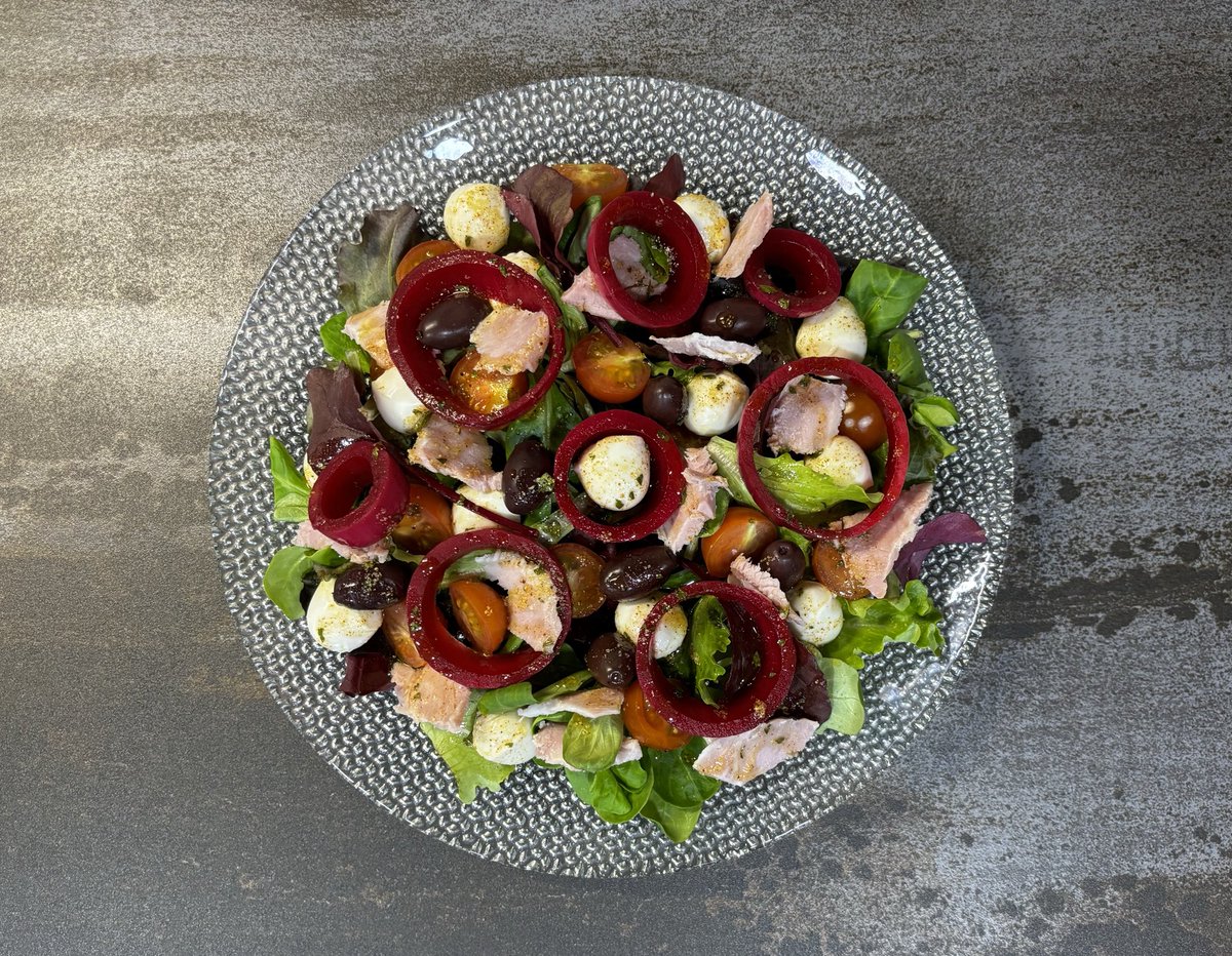 NUCA_hoshi's tweet image. #Ensalada con #Lacon y vinagreta de pimentón 😋