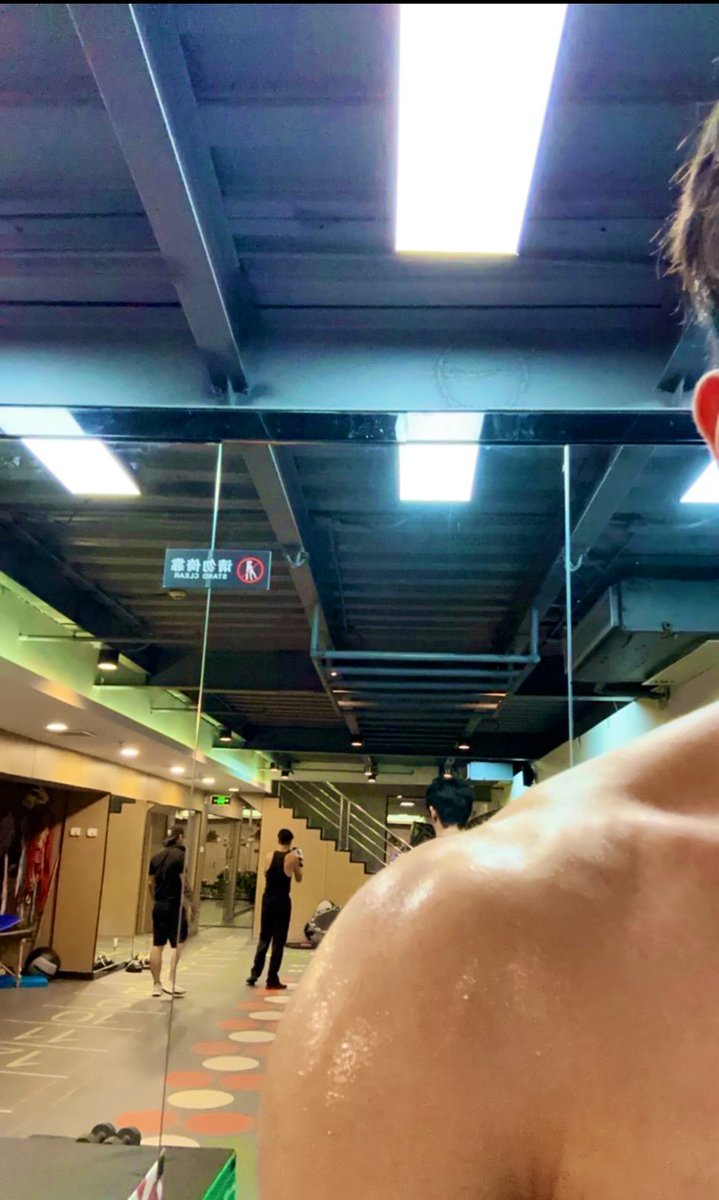 fi10fi13's tweet photo. 别人休息的时候你就该训练了 #男大 #体育生 #训练 https://t.co/LwKq3HRQqZ