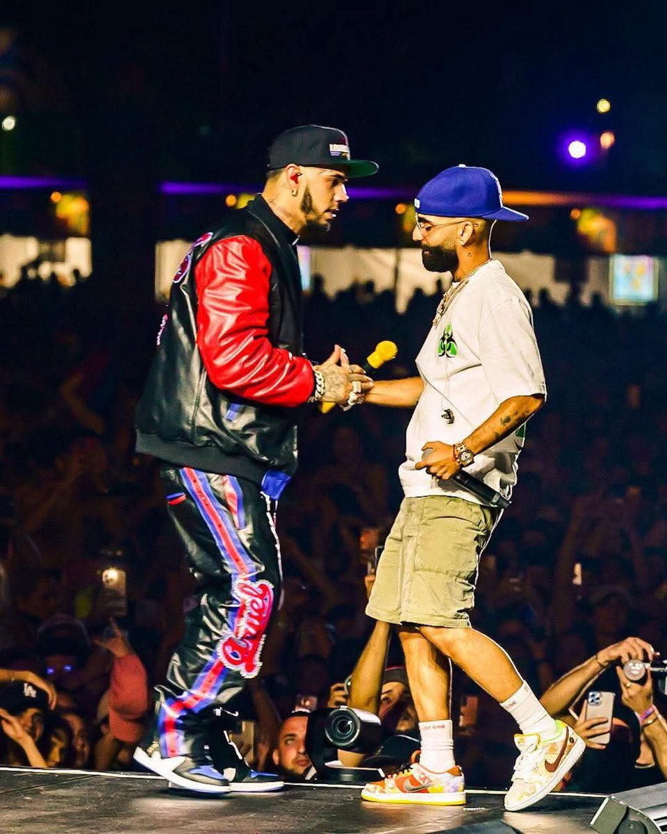 drtaxaa's tweet photo. Como olvidar cuando Anuel quería mejorar su relacion con Arcángel, pero MIENTRAS TANTO Austin escribía la tiraera para Emma a sus espaldas🎭

Si la traicion fuera una persona... https://t.co/tlzM4t70KL