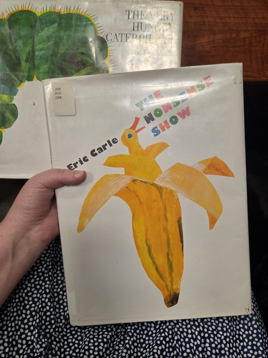 Nessie_the_sock's tweet image. Well got some more books for story time on stream. You dont want to miss it i will be going live tonight around 9:30pm. 
#pngtuber #vtuber #storytime