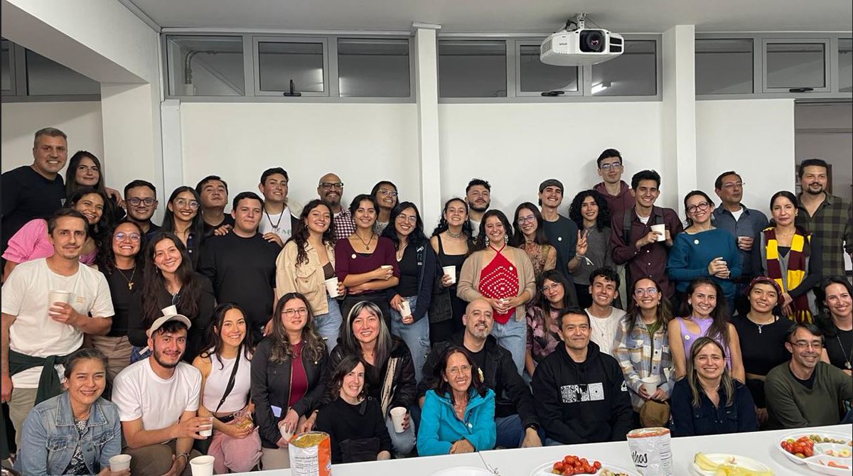 bionotasun's tweet photo. Compartimos algunos momentos del brindis que hicimos para conmemorar el grado de l@s 42 nuev@s graduand@s de pregrado, 11 Magíster y 2 doctor@s en Ciencias-Biología de la UN. Nos sentimos muy orgullos@s de haber aportado en esta etapa de su formación @CienciasUNALBog @ICNUNAL https://t.co/GYSCB7QCOb