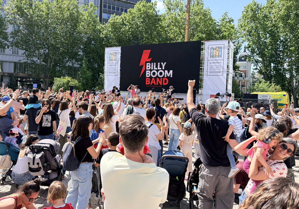 ComunidadMadrid's tweet photo. 📖 La Comunidad de Madrid cierra con éxito #LibroMad, que supera los 40.000 asistentes.

✅ Hasta 145 librerías y 120 bibliotecas han participado en una programación compuesta por más de 450 propuestas.

+Info: https://t.co/7rnJ322tSZ https://t.co/W696Jry1JS