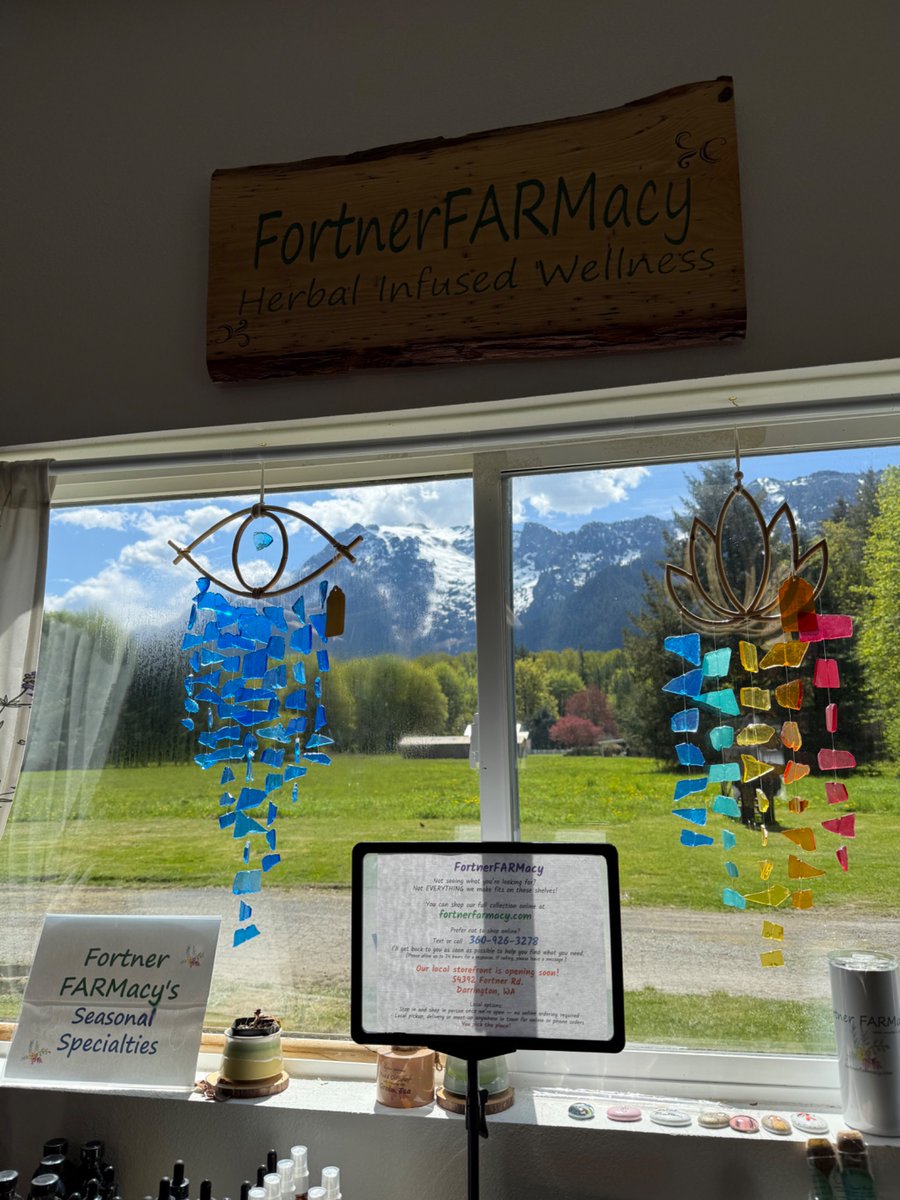 Natebek's tweet photo. they went all the way to the north cascades whitehorse mountain gift shop and all i got was this AI-generated dinosaur gift card https://t.co/XRvhhYbLlI