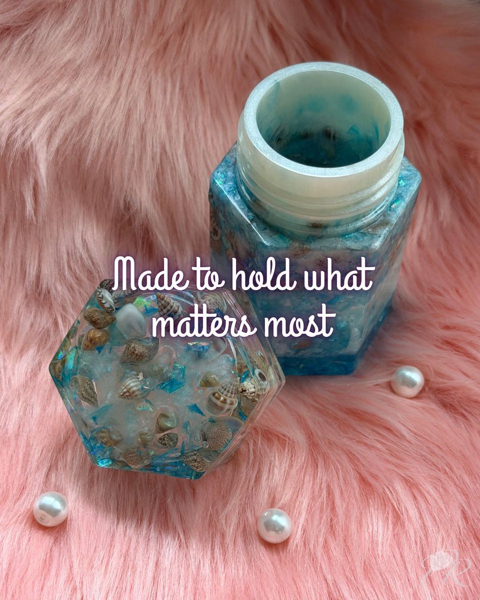 Poxy_Roses's tweet image. Scattered rings, small keepsakes, pieces you don’t want to lose to the background.

This ocean seashell resin trinket jar was made to hold what matters in a way that feels intentional, not forgotten.

poxyrose.com/product/seashe… 

#smallbatchart #resinart #handmadehome #trinketjar