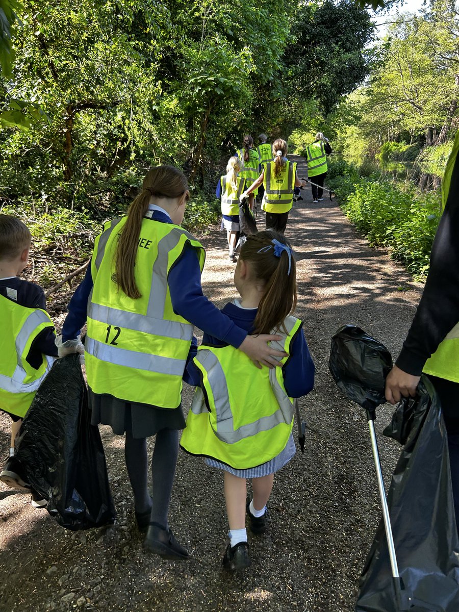 TheHermitage's tweet photo. 🌎 Our Eco Warriors were out in force today, picking up litter in the local area and protecting our planet and wildlife from potential pollution. 🗑️ We ask that if you’re reading this, you too help us by putting litter in the bin. Thank you ♻️ https://t.co/pUIVgoEEZT