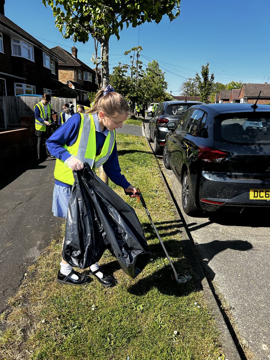 TheHermitage's tweet photo. 🌎 Our Eco Warriors were out in force today, picking up litter in the local area and protecting our planet and wildlife from potential pollution. 🗑️ We ask that if you’re reading this, you too help us by putting litter in the bin. Thank you ♻️ https://t.co/pUIVgoEEZT
