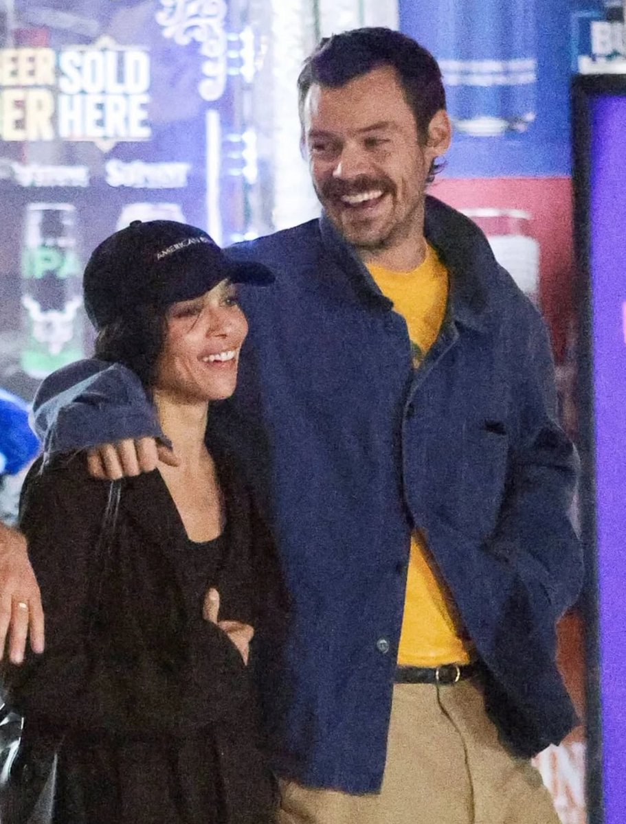 harrysbrasil's tweet photo. 🚨A People confirmou que Harry Styles e Zoë Kravitz estão NOIVOS! 💍

Segundo a revista, o casal compartilhou a novidade apenas com um círculo íntimo de amigos, e Zoë já estaria exibindo o anel. https://t.co/aK3tvzLqau