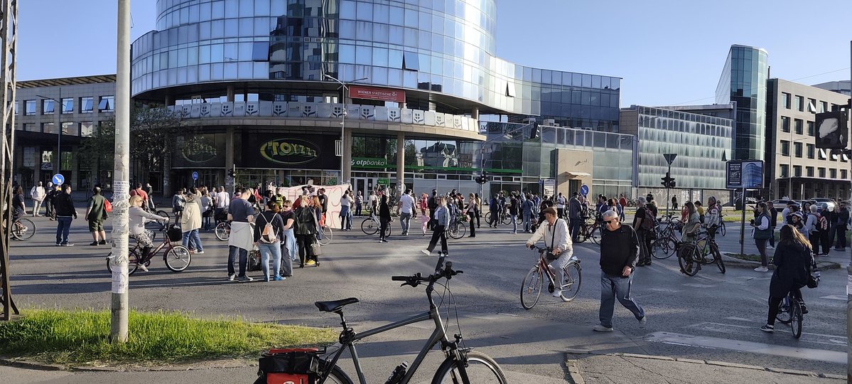 Zakleo se bumbar tweet media