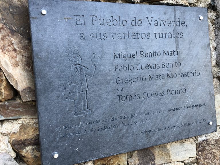 NuevaAlcarria's tweet photo. En memoria del cartero que sacrificó su vida al servicio de una comarca https://t.co/9Y3MgkmM8S https://t.co/9Y3MgkmM8S #Guadalajara #ValverdeDeLosArroyos #Correos #HistoriaReal #SierraNorte #EspañaRural #Carteros #MemoriaViva #ArquitecturaNegra #ServicioPúblico https://t.co/uwQT01IuHJ