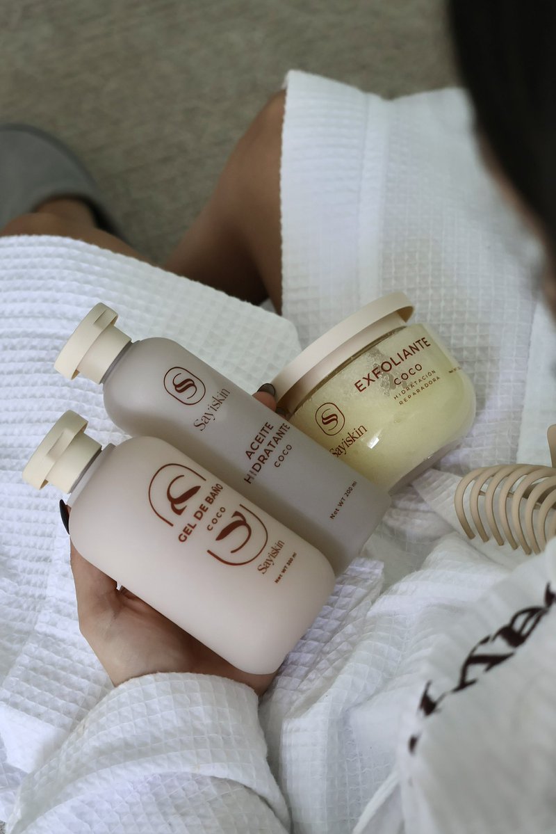 🥥 Paraíso de Coco tiene activos que hidratan, iluminan y ayudan con la piel seca, opaca y con estrías.

Si tu piel está así, necesitas empezar YA.