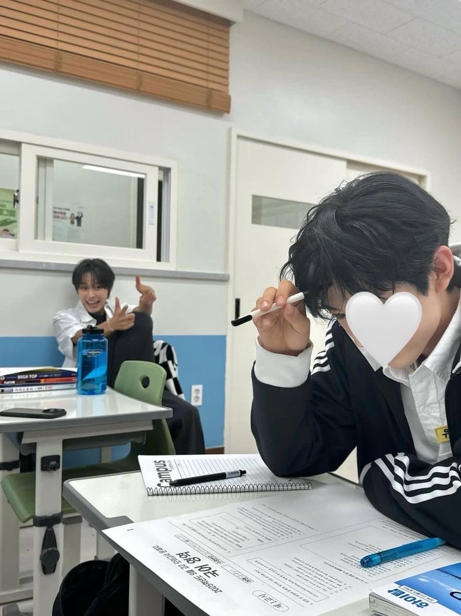 yar21aa's tweet image. today looked like This at school !! as always i can’t stay still and will bother everyone around me bc i Can and bc the teachers Love and adore me ❤️‍🔥 ps; i couldn’t stop Staring at myself in the mirror #selflove #veryImportant