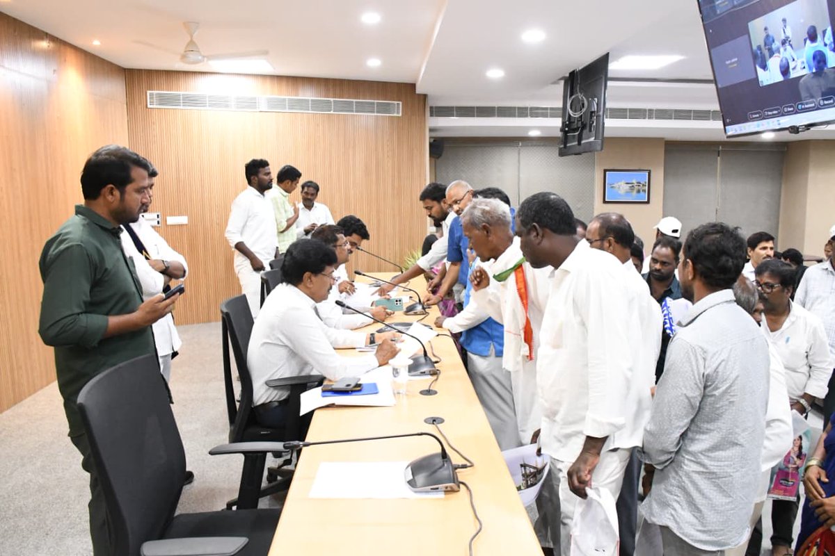 DPRO_WANAPARTHY's tweet image. తదితరులు పాల్గొన్నారు. @Collector_WNP #collector #collectorwanaparthy #localbodycollector #additionalcollectorrevenue #cmprajavani #districtministerprajavani #Prajavani #districtofficers @IPRTelangana