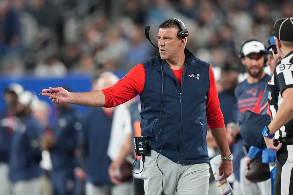 LosTalksPats's tweet image. #Patriots HC Mike Vrabel returned to work today after stepping away over the weekend to attend counseling with his family outside of Massachusetts, per @PhilAPerry.

With players currently taking part in voluntary OTAs, Vrabel is back in the building as offseason work continues.