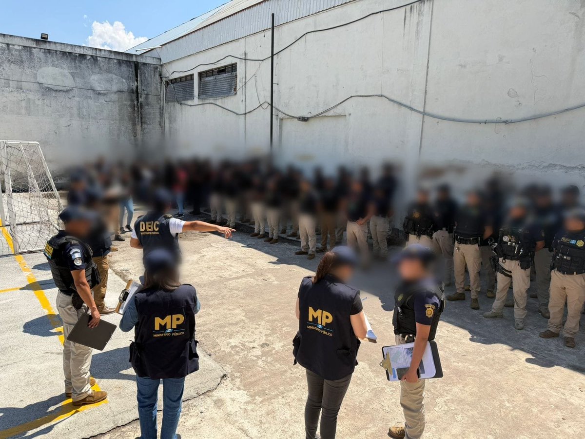 sonora969's tweet photo. La Fiscalía de Delitos contra Turistas Extranjeros, en coordinación con el Instituto Guatemalteco de Turismo (INGUAT), la Policía Nacional Civil, el Departamento de Tránsito, la DEIC y DISETUR, realizó un operativo en los alrededores del Zoológico La Aurora, en la zona 13 capitalina, donde se identificó a 33 personas que se dedican a cuidar vehículos y se instaló un puesto fijo de seguridad policial para resguardar a los visitantes.

La diligencia se llevó a cabo tras denuncias de turistas extranjeros que indicaron que, en el sector, algunas personas se hacen pasar por empleados del zoológico para exigir pagos de entre Q35 y US$50 por estacionamiento y posteriormente abrir los vehículos para sustraer pertenencias. Las autoridades indicaron que estas acciones buscan fortalecer las investigaciones, identificar a los responsables y prevenir delitos contra los más de 7 mil visitantes que llegan al lugar cada fin de semana.

Vía: Luis Guzmán