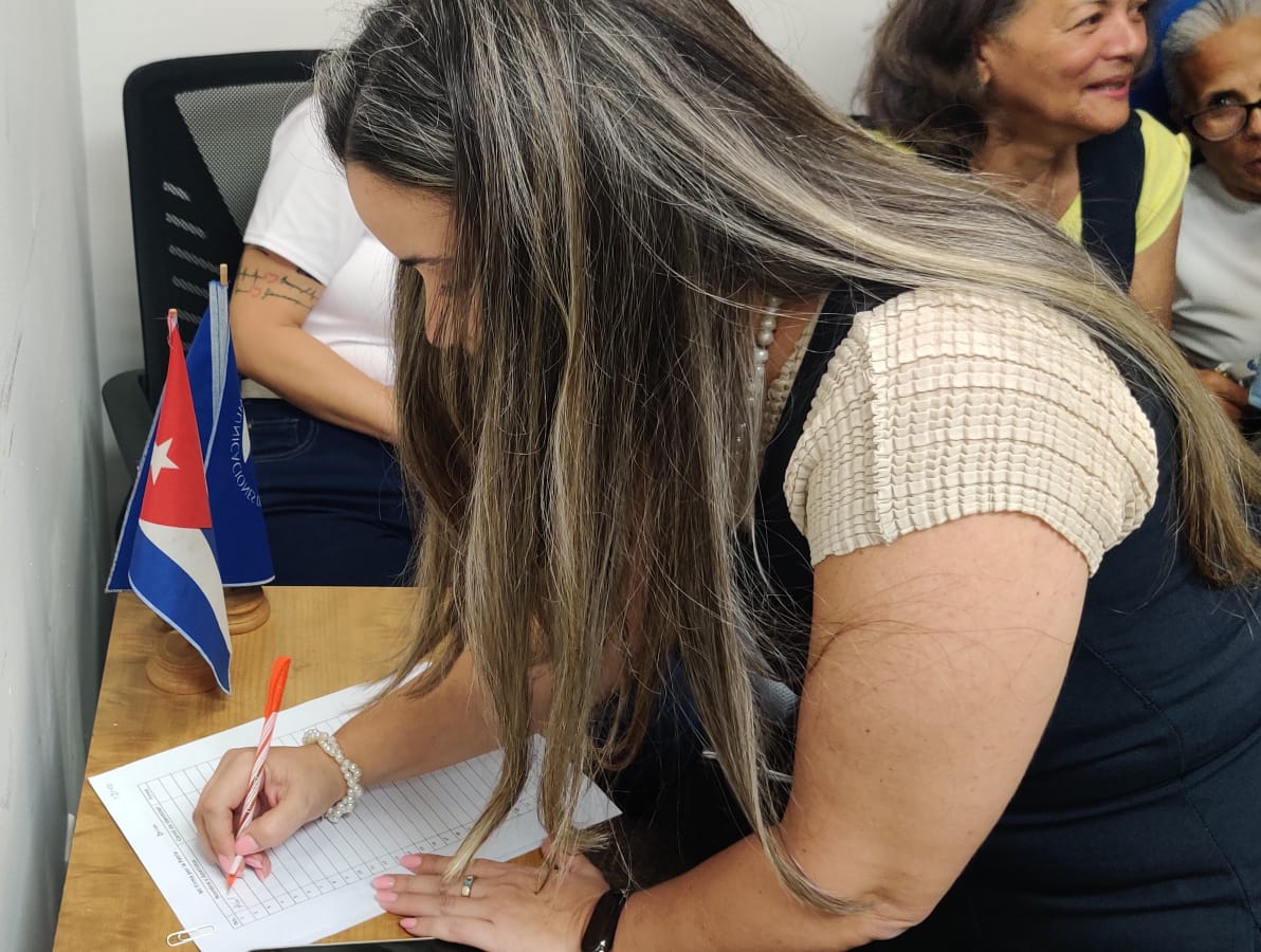 La Vicepresidencia Comercial de <a href="/ETECSA_Cuba/">ETECSA</a> con sus trabajadores ratifica su compromiso con la patria. Hoy firmamos por #Cuba y por la Revolución.
#EtecsaConCuba
#CubaVencerá