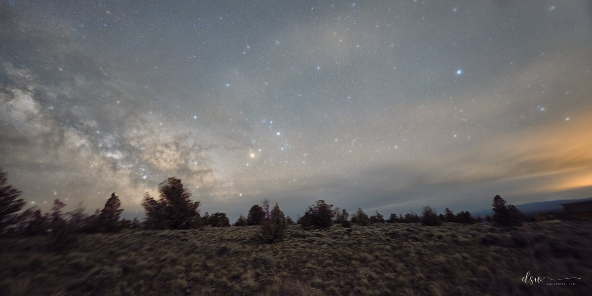 DeepSkyWorkflow's tweet photo. This image was a pleasant surprise. A wide angle shot spanning from the east to southwest, it embodies the transition from day to night as she core of the Milky Way rises while dusks soft glow slowly fades https://t.co/uQEcAqoVUi