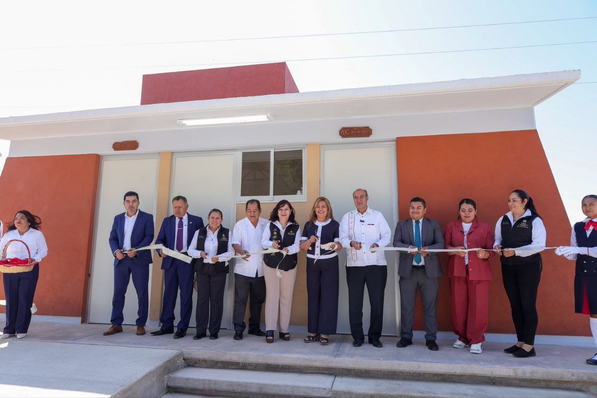 En el lunes cívico realizado en la telesecundaria 306 en el municipio de Tecozautla, el secretario de Educación, <a href="/natycastrejonv/">Naty Castrejón</a>, entregó importantes obras y apoyos en beneficio de la comunidad escolar, y a 13 escuelas más de la región, fortaleciendo así las condiciones de las