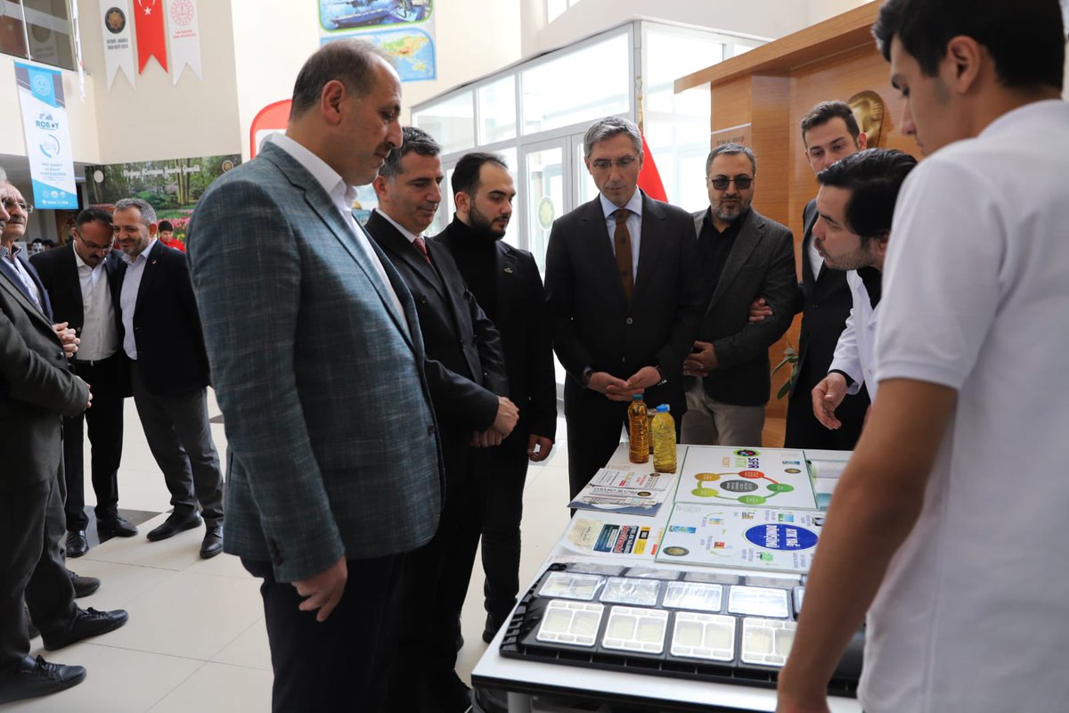turgutclskn's tweet photo. 📍Bayburt

Milletvekilimiz Prof. Dr. Orhan Ateş ve teşkilat mensuplarımız ile birlikte Bayburt Anadolu İmam Hatip Lisesinde düzenlenen TÜBİTAK 4006 Bilim Fuarına katılım sağladık. https://t.co/TFC9KyWweS
