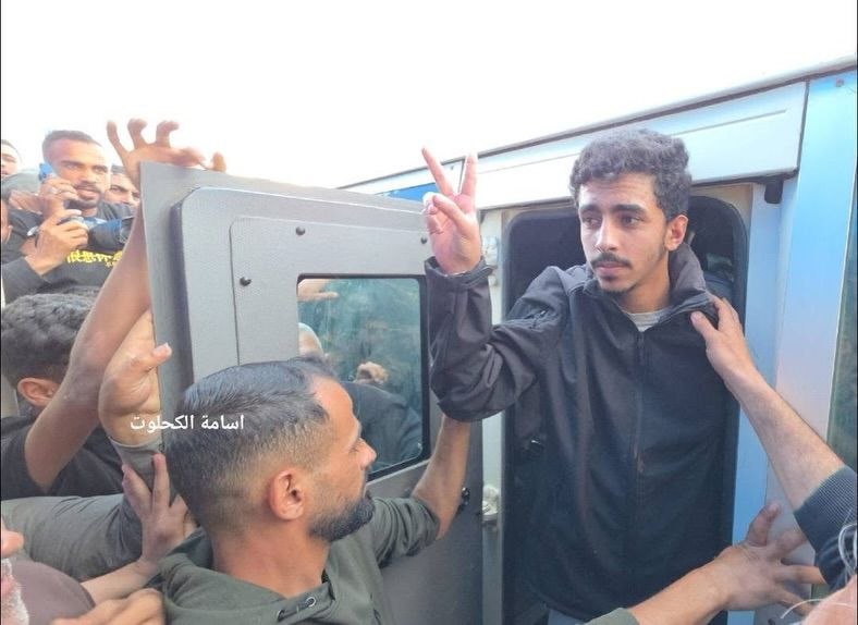 fatma_q20's tweet photo. 15 Palestinian prisoners arrive at Al-Aqsa Martyrs Hospital in the central Gaza Strip, following their release from Israeli prisons.
#palesti̇ne https://t.co/IMHRhHPKqU