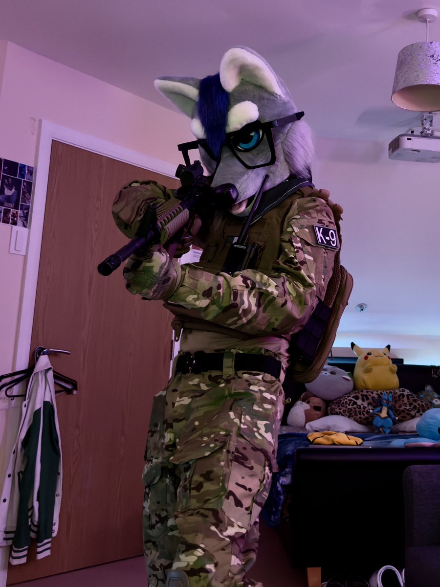 ArloLynx's tweet photo. (⚠️fake gun!!⚠️) https://t.co/QUItm39tIV