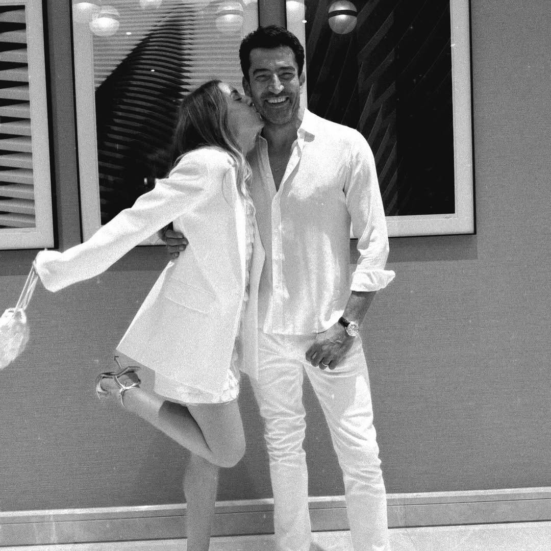 Sinem Kobal, eşi Kenan İmirzalıoğlu'nun evlenme teklifini anlattı.

"Bana aşık olduğunu söylediği bir tarih var. Tam o günden 1 yıl sonra evlenme teklif edeceğine karar vermiş. 1 yıl sonra, aynı gün evlenme teklif etmişti."