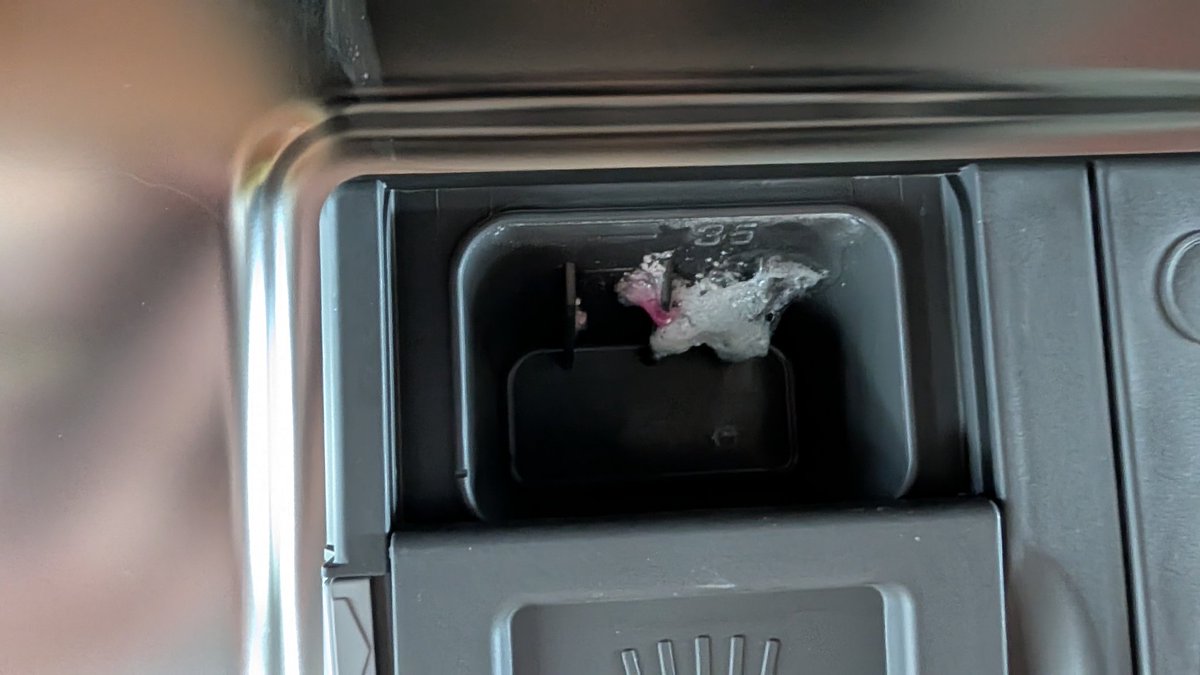 MarkSpringett's tweet photo. @HotpointUK 
Brand new dishwasher X3 washes and every tablet is not dissolving? What's the problem HP? https://t.co/ncHoCY2ali