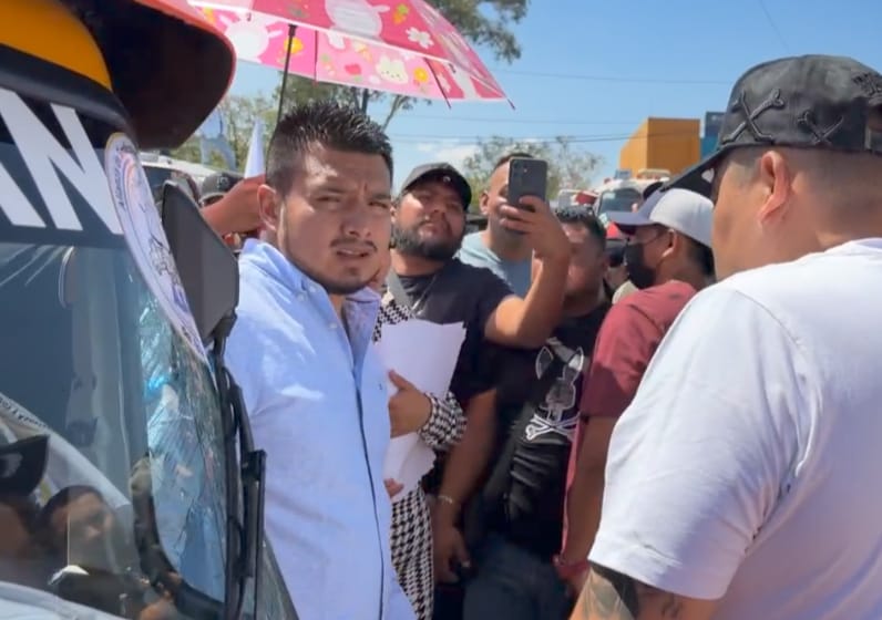 ContraProMx's tweet photo. 🛺 🛺 🛺 En inmediaciones del mercado zonal de la agencia de #SantaRosa, #Oaxaca, se realiza una concentracion de cientos de mototaxis 🛺🛺🛺🛣️ del área de #Zaachila, #Cuilapam, #Jalpan, #Xoxocotlan y #Oaxaca, quienes acuden a afiliarse a la gremial #ASAEO (Alianza de Sindicatos y Asociaciones del Estado de Oaxaca) que dirige #SharonCuriel.

📢 Esta organización está relacionada con los hechos violentos ocurridos ayer en San Martín Mexicapam, según lo dio a conocer la @FISCALIA_GobOax general