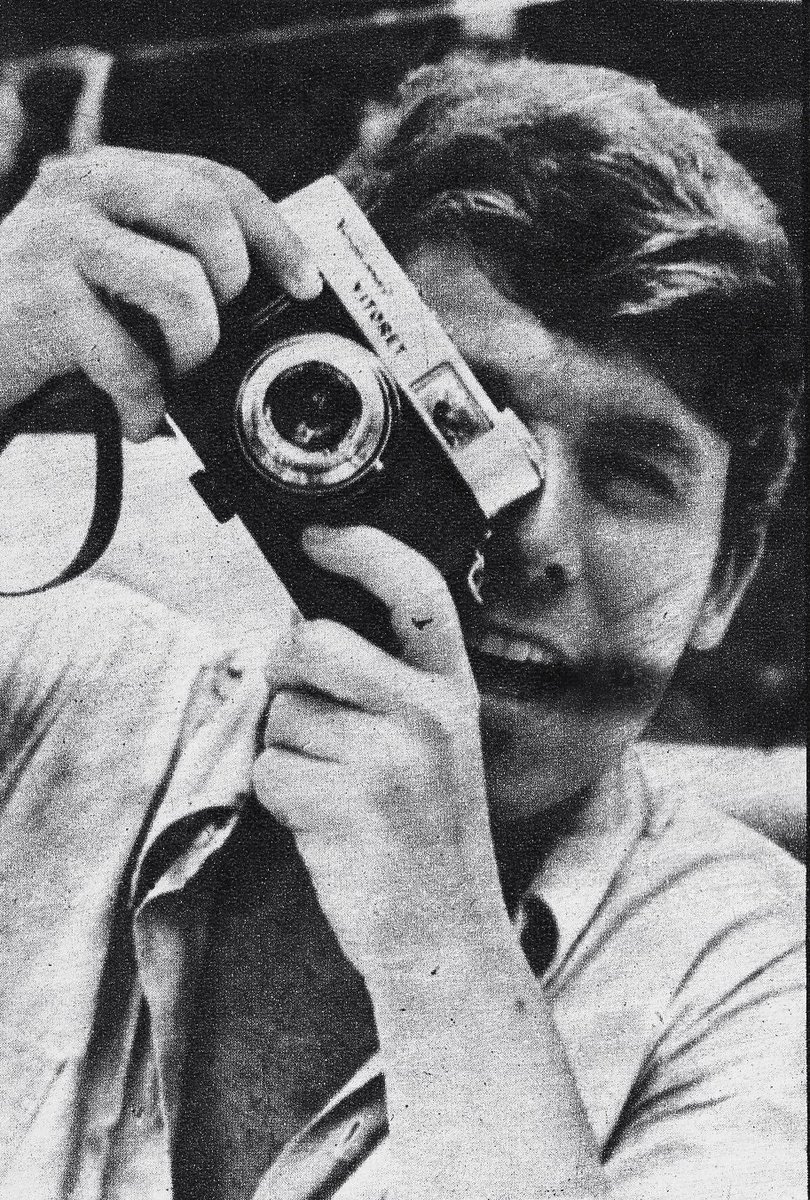 DisMoiLequel's tweet photo. Raphael, Acapulco, verano del '68. La filmación de "El Golfo" capturada en dos tiempos. Una pausa para la reflexión y una sonrisa detrás de una lente. Momentos que se convirtieron en leyenda. ✨ https://t.co/XCumX3k2BQ