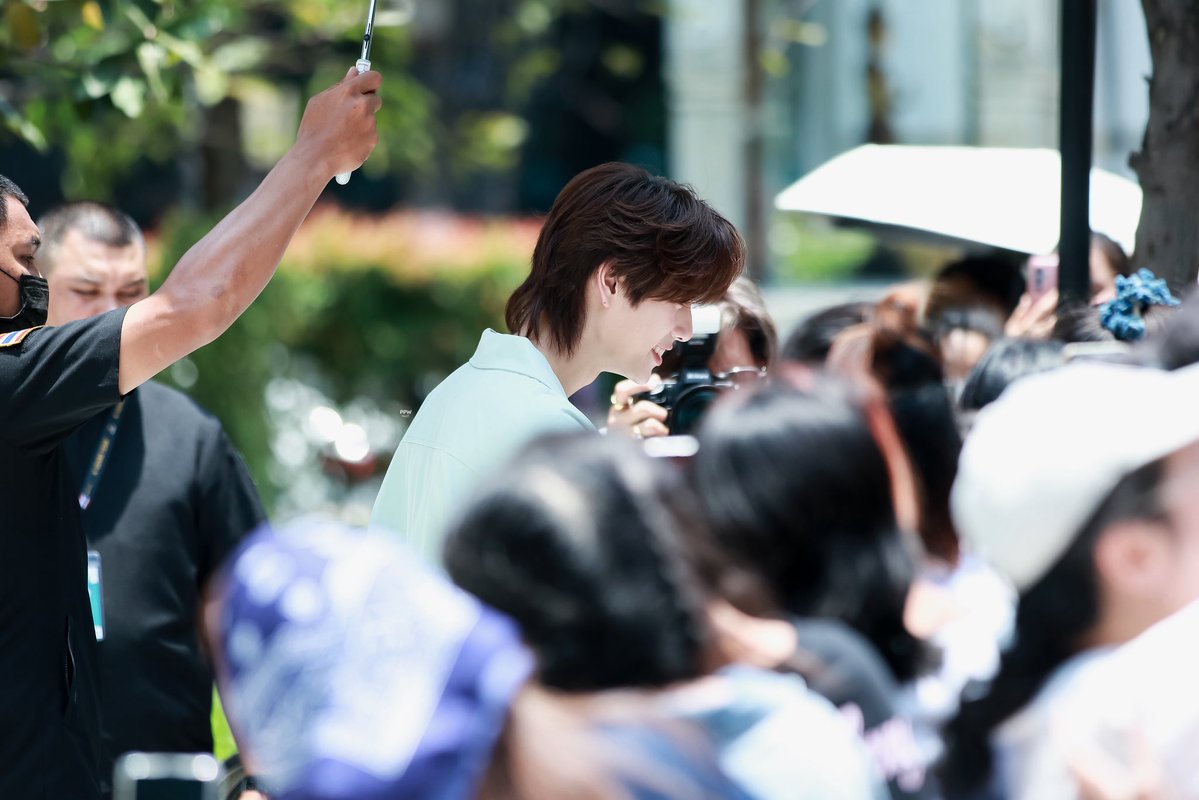 จริงๆๆ งานวันนี้ นอกจากภูวิน น่ารักแล้ววววว ทีมพี่การ์ดก็น่ารักนะ พูดจากับแฟนครับดีเลยแหละ ถือเป็นทีมการ์ดที่ประทับใจอะ ขอบคุณที่ดูแลภูวินอย่างดีนะ อากาศวันนี้ร้อนมากกกกจริง แต่ทุกคนก้สู้ 🥰😘

PHUWIN CERAVE BLEMISH

#CeraVeBlemishxPhuwin
#phuwintang <a href="/phuwintang/">phuwintang</a>