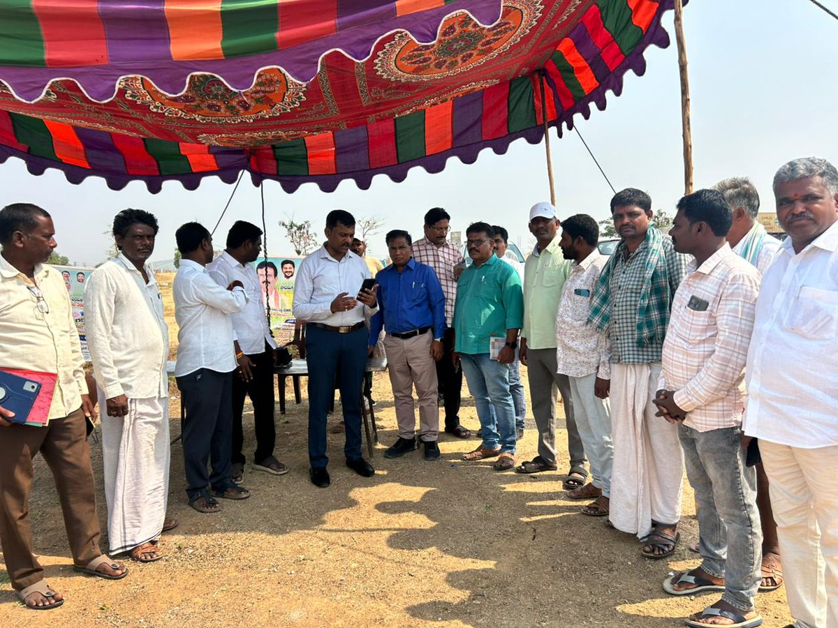 DPRO_WANAPARTHY's tweet image. అదనపు కలెక్టర్ వెంట ఉన్నారు. @Collector_WNP #collector #collectorwanaparthy #additionalcollectorrevenue #YasangiSeason #DCSO #Tahsildar @IPRTelangana