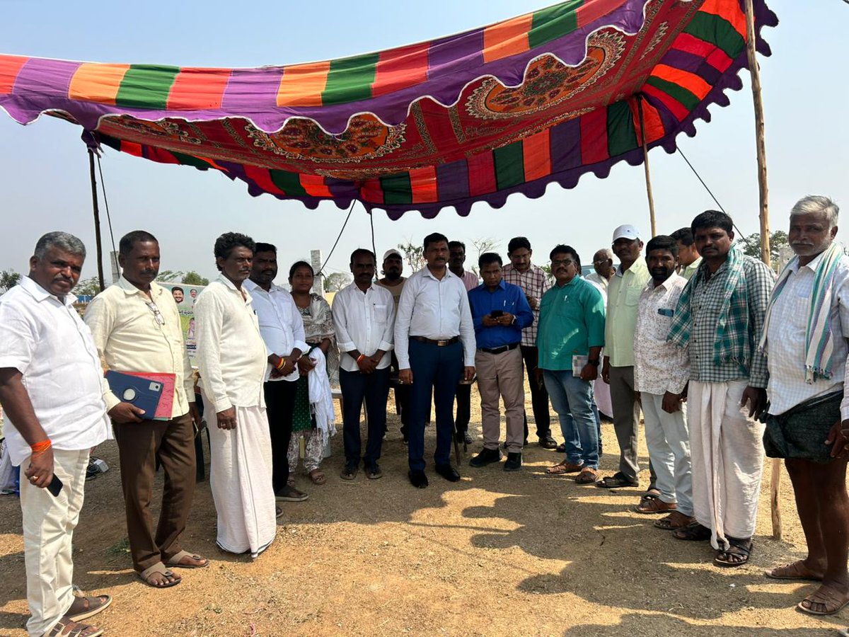 DPRO_WANAPARTHY's tweet image. అదనపు కలెక్టర్ వెంట ఉన్నారు. @Collector_WNP #collector #collectorwanaparthy #additionalcollectorrevenue #YasangiSeason #DCSO #Tahsildar @IPRTelangana