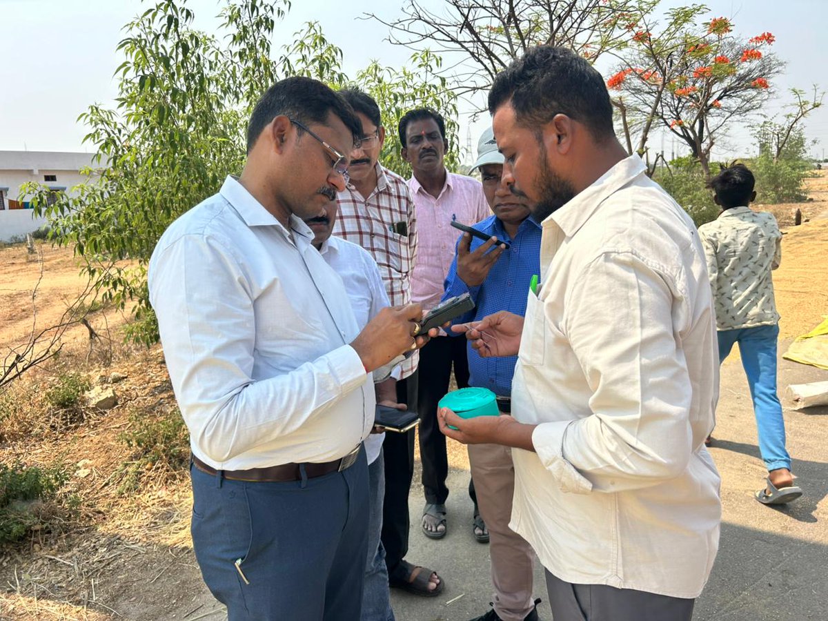 DPRO_WANAPARTHY's tweet image. అదనపు కలెక్టర్ వెంట ఉన్నారు. @Collector_WNP #collector #collectorwanaparthy #additionalcollectorrevenue #YasangiSeason #DCSO #Tahsildar @IPRTelangana