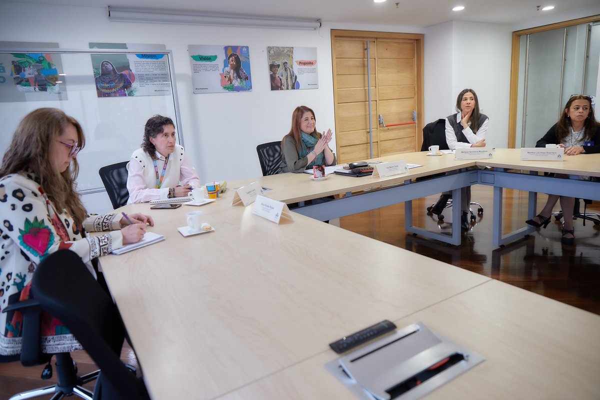 DefensoriaCol's tweet photo. Lideramos un encuentro con el Embajador de Austria en Colombia (@EmbAustriaCO 🇦🇹), Gerold Vollmer, con el propósito de avanzar en una agenda articulada entre ambas instituciones en la defensa de los derechos y la construcción de un #BuenFuturoHoy.

Durante el diálogo, la Defensora del Pueblo, @MarnIris, se refirió al Compromiso por un Proceso Electoral Libre y en Paz, el cual contiene nueve puntos que buscan fortalecer el debate público, la confianza ciudadana y la protección de los derechos políticos de la ciudadanía; y al documento de Decisiones Impostergables en #DDHH para el próximo gobierno.