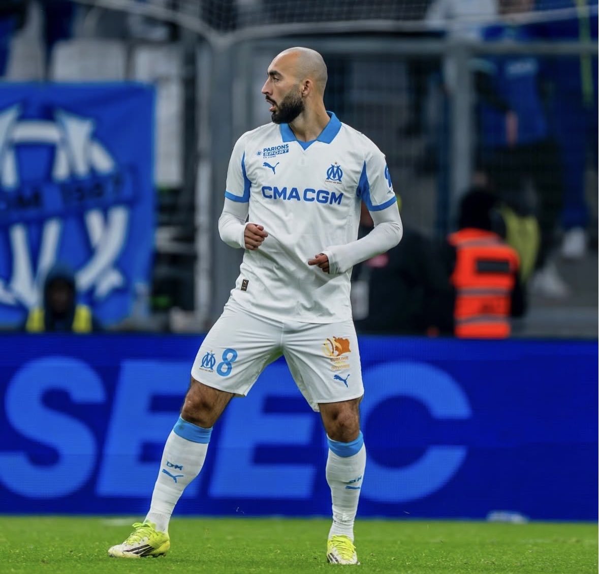 Footballogue's tweet photo. « 𝗧𝗨 𝗠𝗘 𝗣𝗔𝗥𝗟𝗘𝗦 𝗣𝗔𝗦 𝗖𝗢𝗠𝗠𝗘 𝗖𝗔, 𝗧’𝗘𝗦 𝗣𝗔𝗦 𝗠𝗢𝗡 𝗣𝗘̀𝗥𝗘 » 🥶

Himad Abdelli a tenu ces propos à Habib Beye à la fin du match contre Nice ! 😳😳😳

L’entraîneur marseillais s’est énervé  contre les entrants ! Les marseillais ont dû calmer les tensions. 

C’EST CHAUD !!!!

(Foot Mercato)