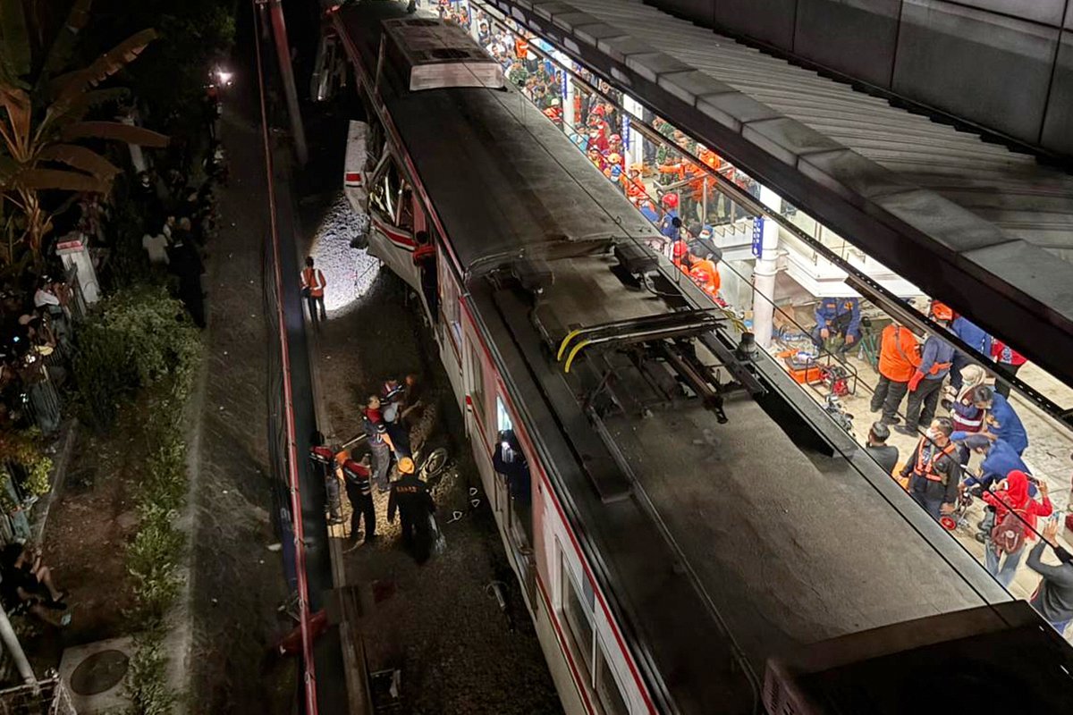 arabnews's tweet image. Two trains collided outside the #Indonesian capital Jakarta late Monday, killing at least four people, injuring dozens, and prompting a mass evacuation effort, officials said arab.news/pef6n