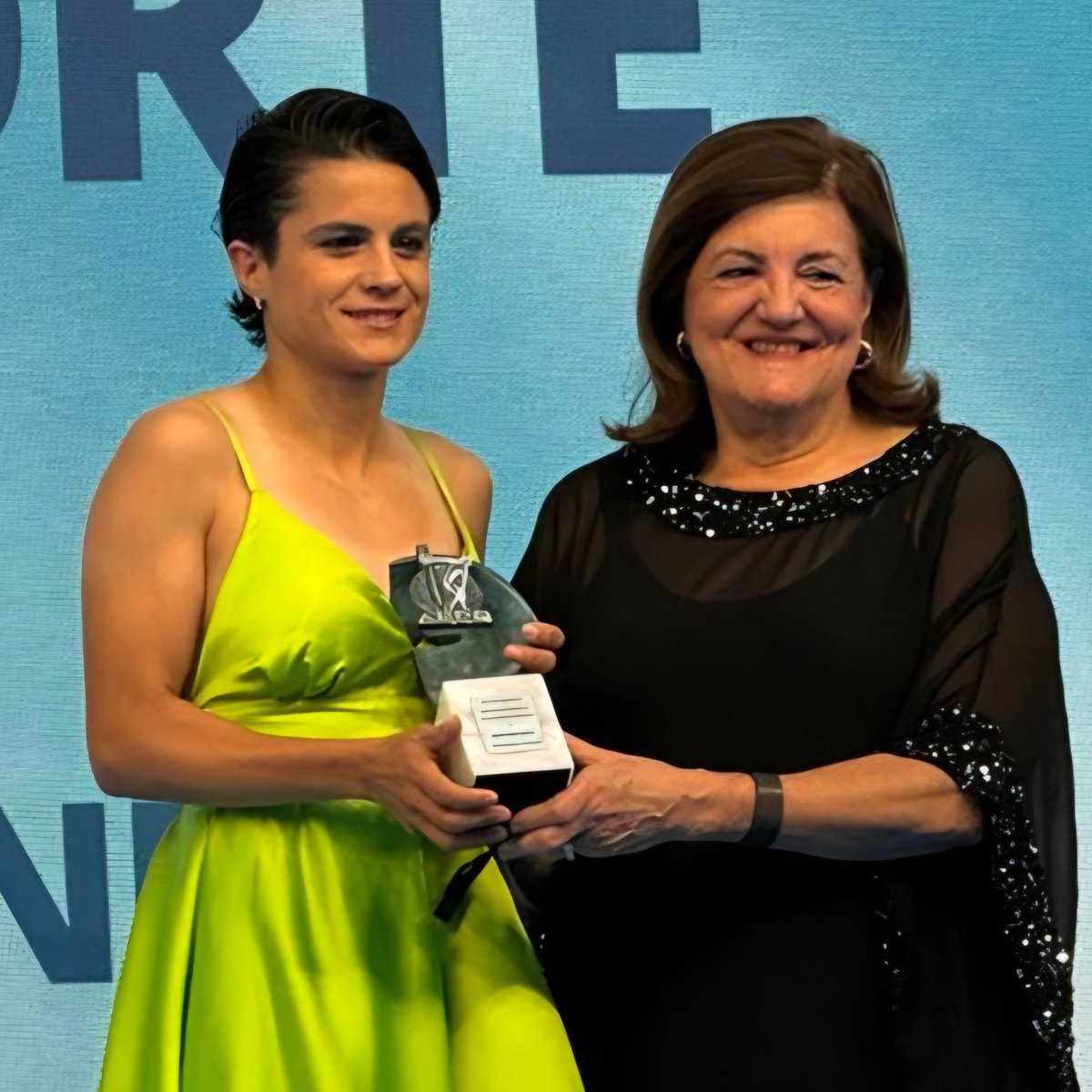 UCAM's tweet photo. Enhorabuena @garciaperezmari por el reconocimiento de la @periodistasAEPD en la Gala Nacional del Deporte, en Santa Susanna, Barcelona. Se lo ha entregado nuestra presidenta, Ma. Dolores García Mascarell a nuestra deportista y estudiante de @UCAMeducacion https://t.co/fheWUrs7iu
