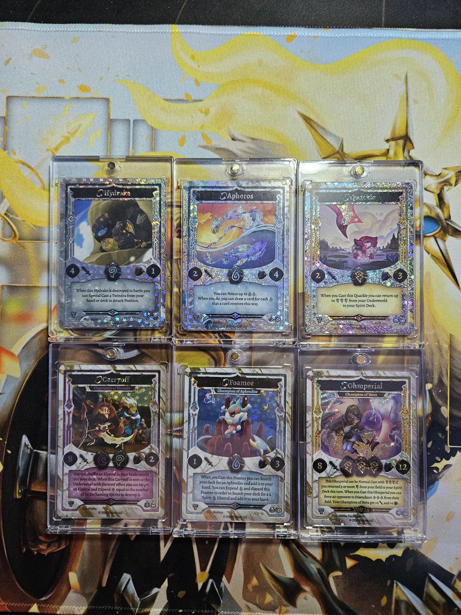 AstrosKnight_YT's tweet photo. My April 4th Prizing has arrived from @Elestrals.
The Playmat is amazing, and my Premier packs gave me the Revers Stellar Quackle I was hoping for.
Pictures do not do the CHAMP card justice. It is so gorgeous! https://t.co/bQNrchX4WH
