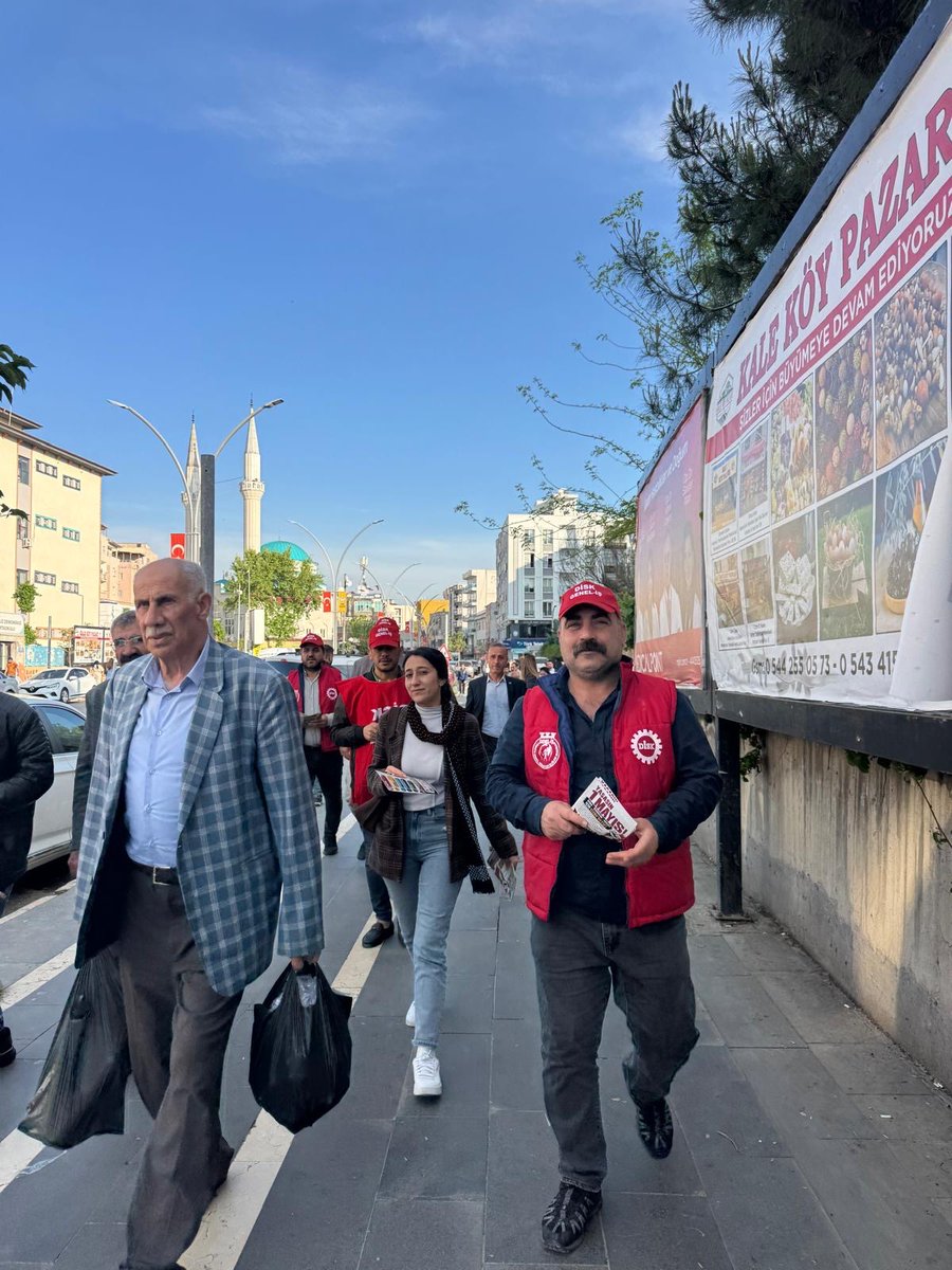 disk_sube's tweet photo. ŞIRNAK ve CİZRE de bildirilerimizi dağıttık, 1 Mayıs’ta taleplerimizle alanlardayız #1mayıs https://t.co/c4crWr52JT