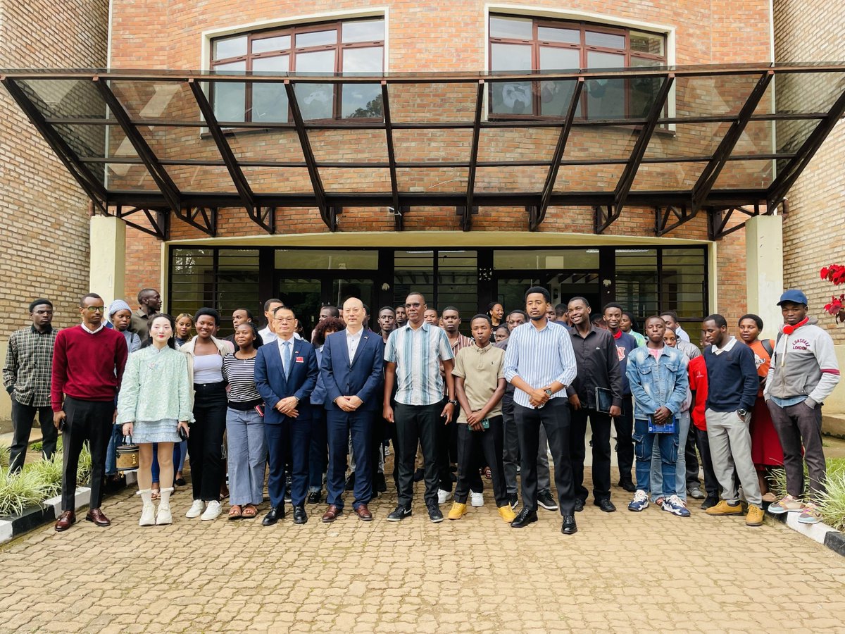 cpsarwanda's tweet image. Last Saturday, on Huye Campus in KOICA Building-Resources Room, CPSAR in partnership with CONFUCIUS INSTITUTE and CHONGQING NORMAL UNIVERSITY had a seminar for training Mental Health Awareness Agents (MHAA) who will bring this awareness to Rwandan Society for 2026. @CiurCe